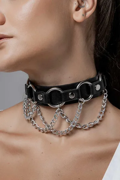 Choker sa lančanim ogrlicama i ogrlicom