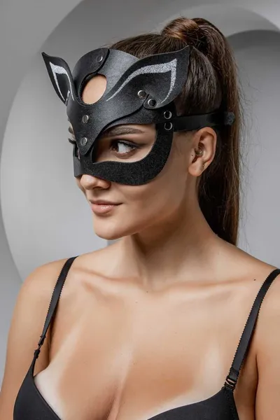 Maska mačka sa belim prskanjem na ušima