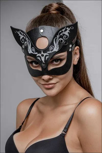 Maska mačka sa srebrnim figurnim prskanjem