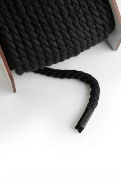 Pamučno crno uže za šibari na smeđoj zavojnici, 10 m.