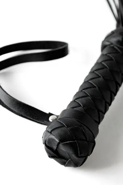 Crna pletenica sa pletenom drškom je teška - 50 cm.