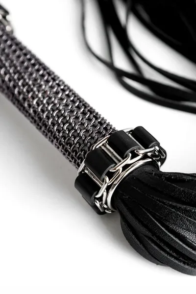 Crna pletenica od prave kože. Drška sa pletenim lancem - 75 cm.