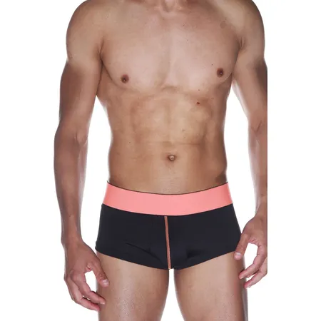 Hipsi su crni na pojasu breskve