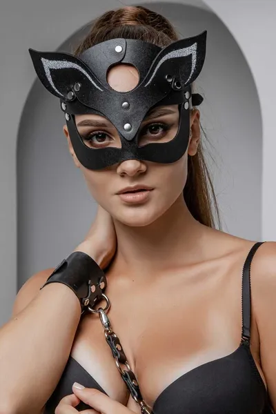 Maska mačka sa belim prskanjem na ušima