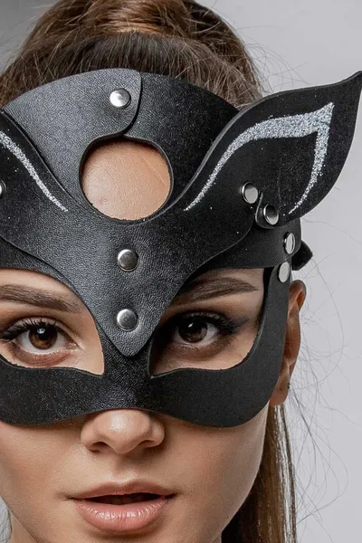 Maska mačka sa belim prskanjem na ušima