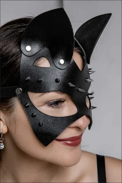 Maska mačkica sa oštrim ušima i šiljcima