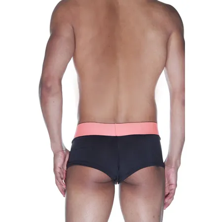 Hipsi su crni na pojasu breskve