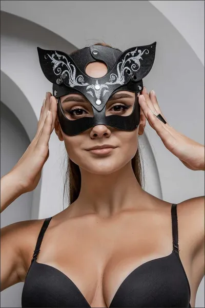 Maska mačka sa srebrnim figurnim prskanjem