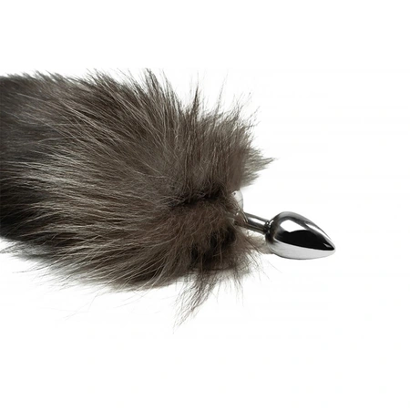 Analna čaura je metalna sa crnim repom