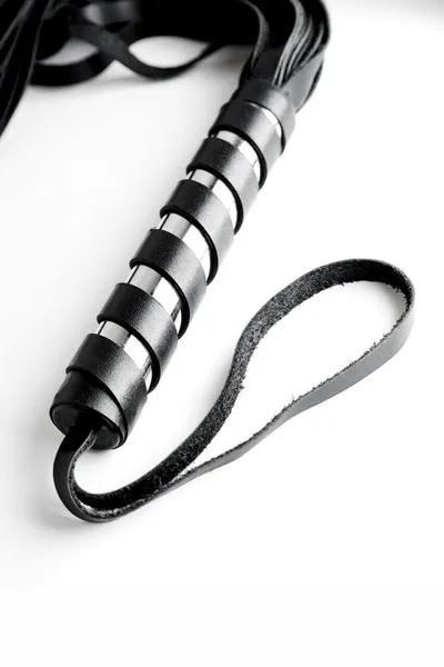 Pletenica od kože je crna sa uvijenom drškom - 60 cm.