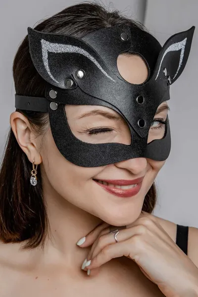 Maska mačka sa belim prskanjem na ušima