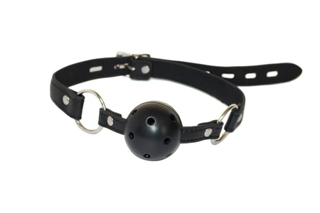 Žurka sa tvrdim ljubavnim privorotom u crnoj boji