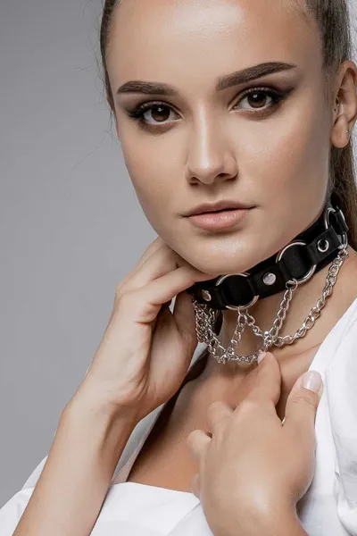 Choker sa lančanim ogrlicama i ogrlicom