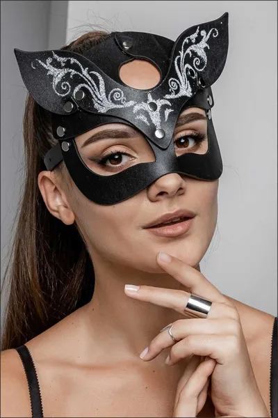 Maska mačka sa srebrnim figurnim prskanjem