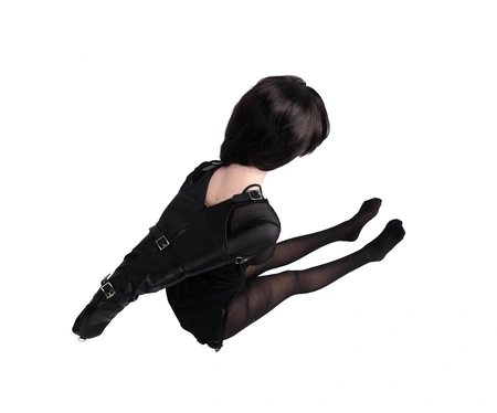 Vezivanje ramena za ruke je crno