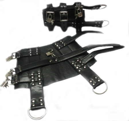 Okovi za ruke crne kože sa metalnim zakovicama bez kvačila