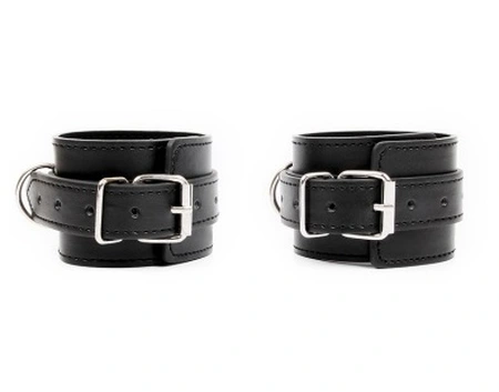 Okovi notabu BDSM sa prstenovima su crni