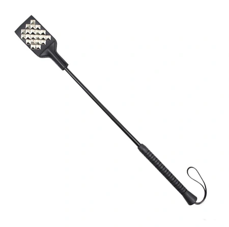 Stek sa metalnim zakovicama