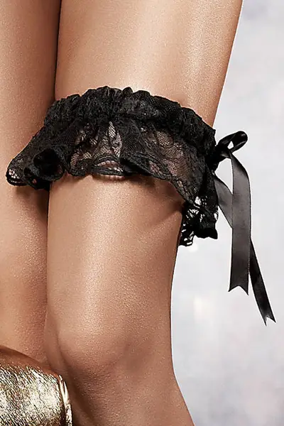 Подвязка черная кружевная с рюшами и большим сатиновым бантиком