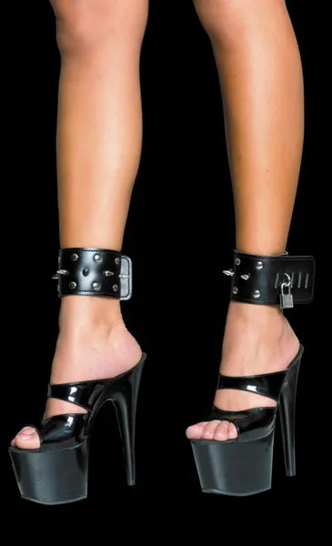 Okovi na nogama kože su crni