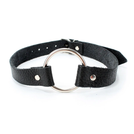 Geg sa prstenom od crne kože