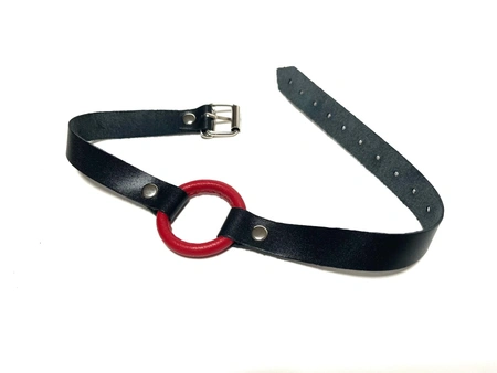 Geg sa crvenim prstenom od kože