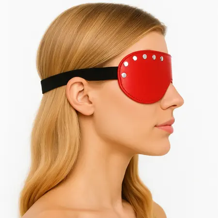 Maska od crvene kože sa zakovicama