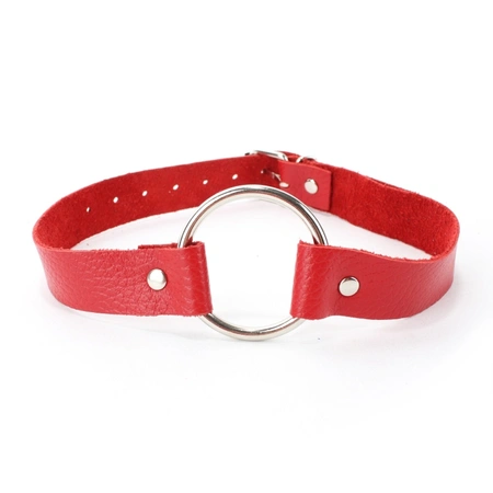 Geg sa prstenom od crvene kože