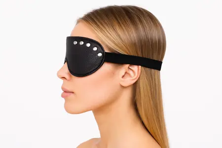 Maska od crne kože sa zakovicama