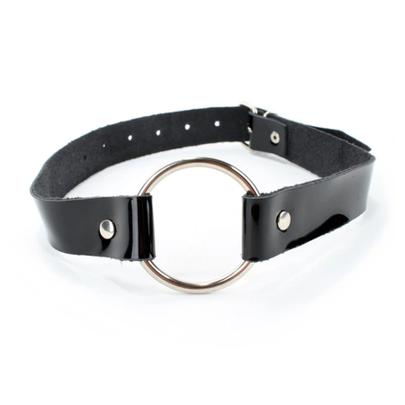 Geg sa prstenom od crne kože lak