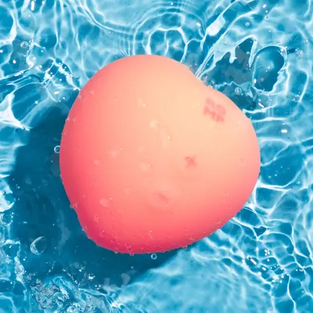 ROMP Pink Peach kompaktni stimulator na bazi vazdušnih talasa, vodootporan, napravljen od silikona