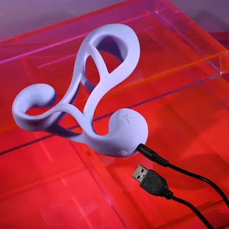 Playboy Fantasy Cage nosivi vibrator u nežnoj boji lavande, dužine 13.6 cm, potpuno vodootporan