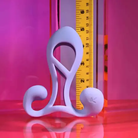 Playboy Fantasy Cage nosivi vibrator u nežnoj boji lavande, dužine 13.6 cm, potpuno vodootporan