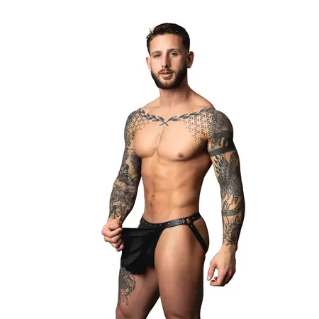 Male Power gladijatorski jockstrap sa suknjom S/M crni, provokativan veš od eko kože