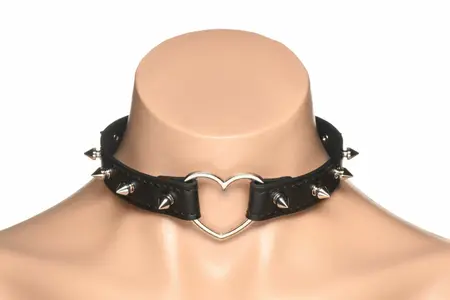 XR Brands čoker sa bodljikavim srcima crni veganski podesivi 42cm