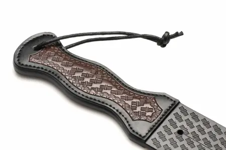 XR Brands Scottish Tawse Black, veganski kožni pljeskač za BDSM, 45 cm