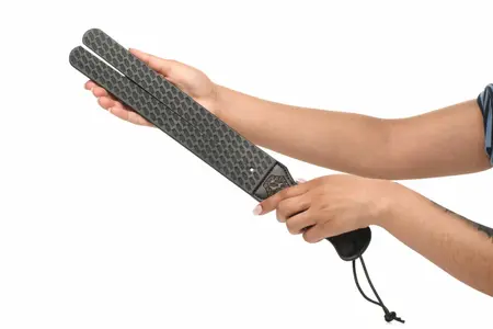 XR Brands Scottish Tawse Black, veganski kožni pljeskač za BDSM, 45 cm