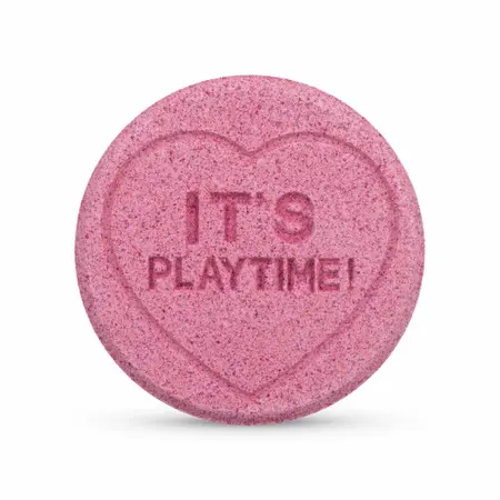 Love to Love Playtime šumeća kugla za kupanje sa aromom višnje 80g romantičan poklon