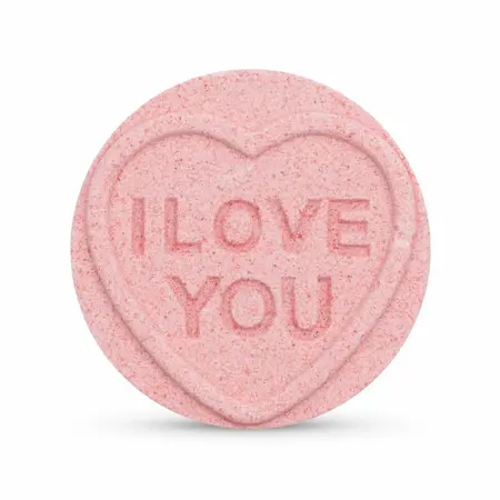 Love šumeća bomba za kupanje brenda Bath Bomb Cosmetics u obliku srca, šarena i mirisna