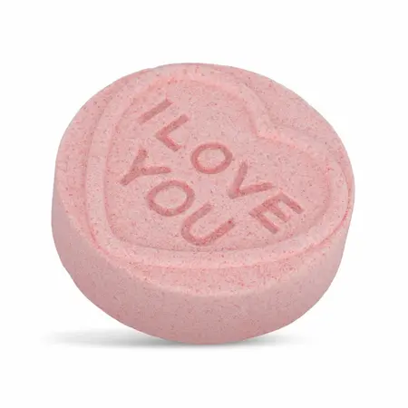 Love šumeća bomba za kupanje brenda Bath Bomb Cosmetics u obliku srca, šarena i mirisna