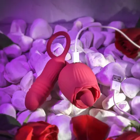 Evolved Wild Rose intimni stimulator sa efektom jezika u crvenoj boji, dva motora, punjiv preko USB kabla