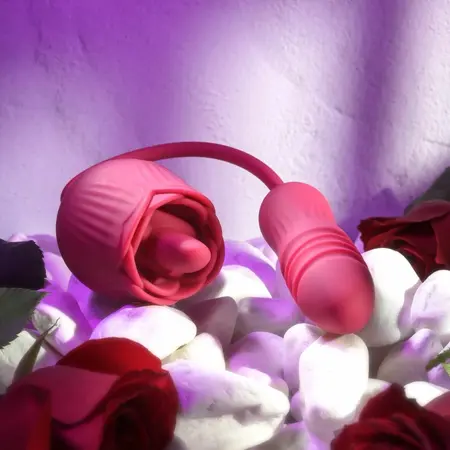 Evolved Wild Rose intimni stimulator sa efektom jezika u crvenoj boji, dva motora, punjiv preko USB kabla
