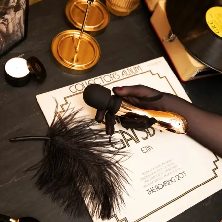 Rosy Gold Nouveau Curve Massager, punjivi fleksibilni masažer sa 10 modova vibracije