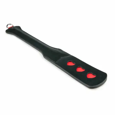 Ouch! Duga kožna palica crno-crvena sa dekorativnim izrezima u obliku srca 32 cm