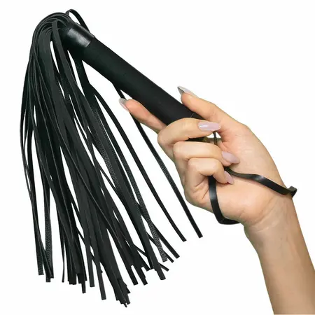 CalExotics Nocturnal Kožni Flogger Crni – Precizna Drška i Mekane Trake