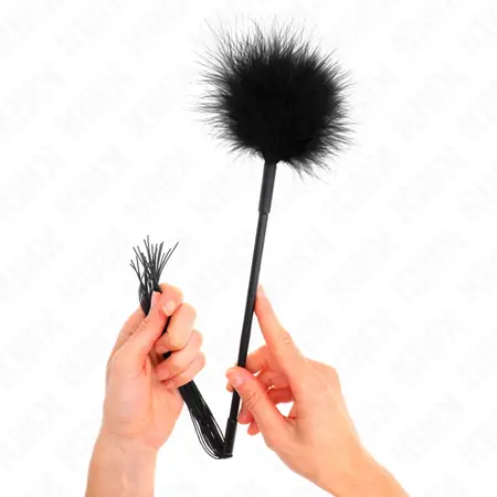 KINK Silikonski Perjani Bič za Draženje 47 cm – Dvojni Osećaj Crno-Crveni