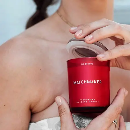 Eye of Love Matchmaker Red Diamond masažna sveća 150ml kedar i crna ribizla