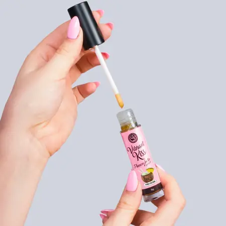 Secret Play Vibrant Kiss lip gloss Pina Kolada 6g – jestiv, efekat vibriranja