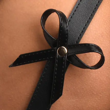 XR Brands BDSM Pojas XL/2XL Crni - Podesiva Veganska PU Koža sa Mašnama