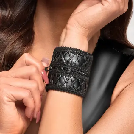 Noir Adjustable Powerwetlook Black Wrist Wallet with Secret Pocket